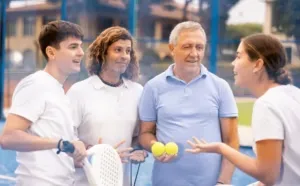 Distintos jugadores de diferente edad disfrutan del padel y se divierten