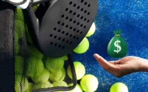 Imagen de pelotas y pala de padel y una mano con una bolsa y signo del dinero