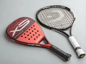 Pala de padel y raqueta de tenis