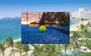 Historia del pádel, desde Acapulco a la actualidad, visión de la costa de Acapulco y una fotografia central de una pelota y pista de pádel