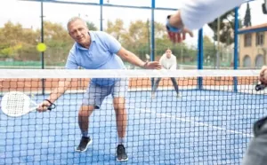 Practica del padel en la pista, comunicación y estrategias, jugadores frente a frente en la red