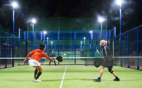 partido de padel amater con errores normales de golpeo y posicion en pista