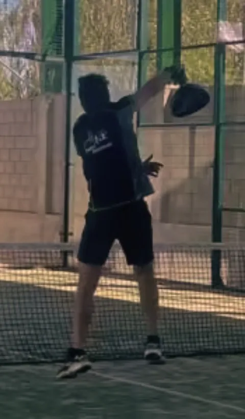 Presidente del club padel Calatorao rematando en la red